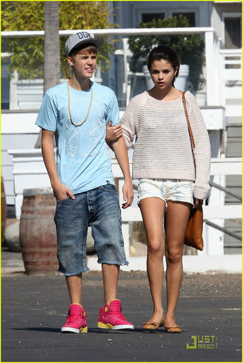selena-gomez-justin-bieber-beach-09 - Selena Gomez and Justin Bieber Paradise Cove Lovebirds