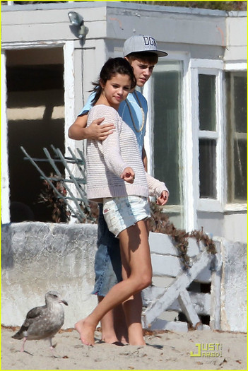 selena-gomez-justin-bieber-beach-10 - Selena Gomez and Justin Bieber Paradise Cove Lovebirds