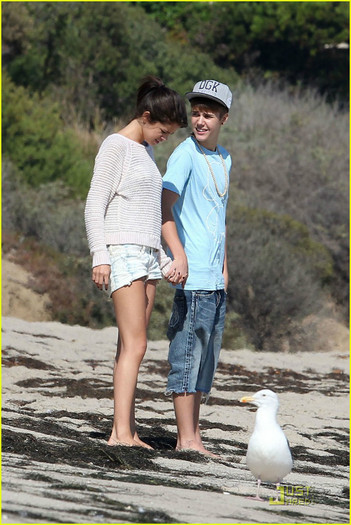 selena-gomez-justin-bieber-beach-11