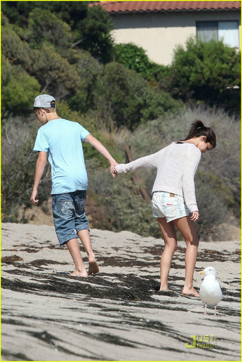 selena-gomez-justin-bieber-beach-12 - Selena Gomez and Justin Bieber Paradise Cove Lovebirds