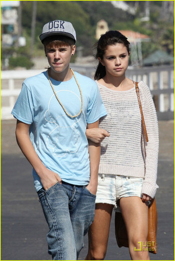 selena-gomez-justin-bieber-beach-14