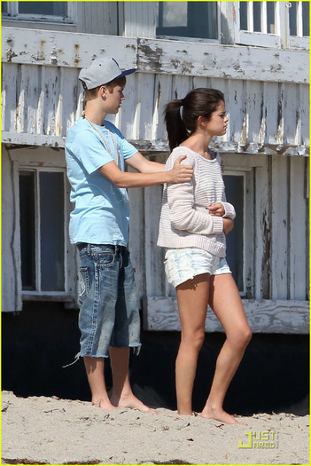 selena-gomez-justin-bieber-beach-17