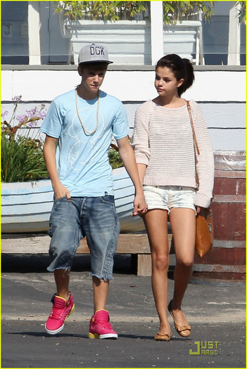 selena-gomez-justin-bieber-beach-19