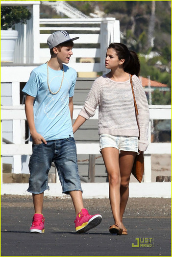 selena-gomez-justin-bieber-beach-23