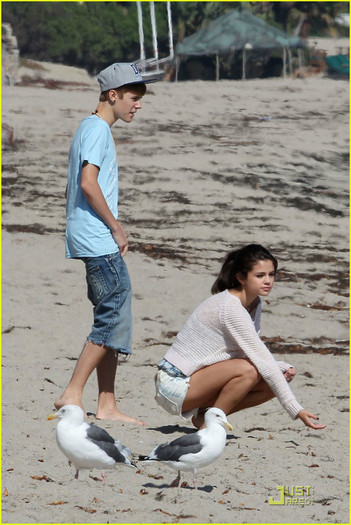 selena-gomez-justin-bieber-beach-24
