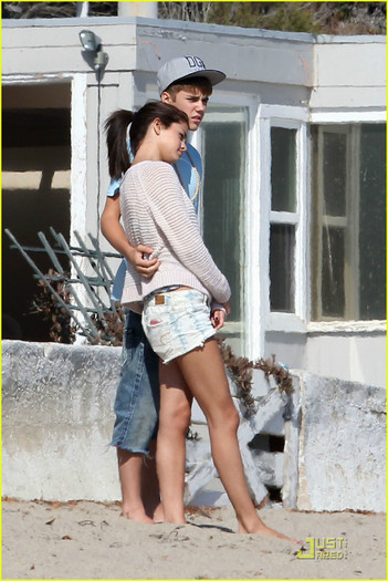 selena-gomez-justin-bieber-beach-25