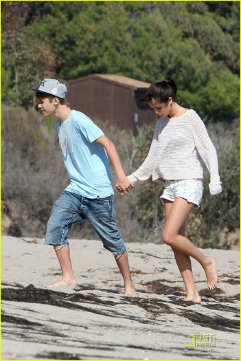 selena-gomez-justin-bieber-beach-27