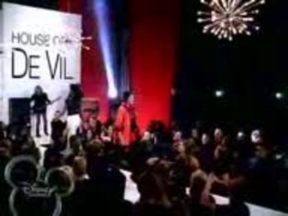 images (18) - Selena Gomez Cruela de Vil