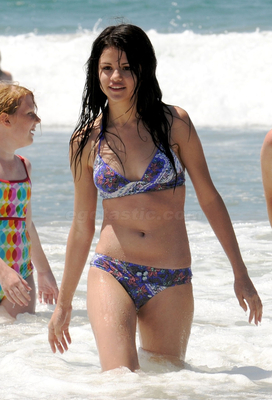 normal_selenafan016hq (1) - Hanging out with Family and Friends at the Beach