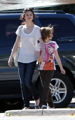 normal_006 - FEBRUARY 28TH - Out for Breakfast with Joey King