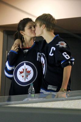 normal_selenagomezjustinbieberkissforcamera_28429 - Oct 22nd - At a hockey game in Winnipeg Manitoba Canada