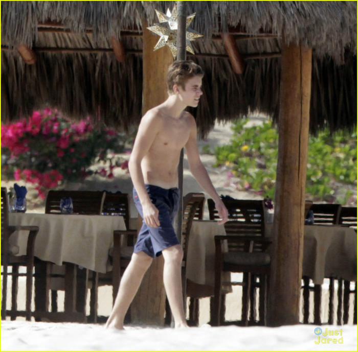 selena-gomez-justin-bieber-los-cabos-04 - Selena Gomez and Justin Bieber Los Cabos Couple