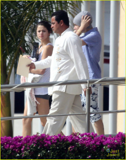 selena-gomez-justin-bieber-los-cabos-05 - Selena Gomez and Justin Bieber Los Cabos Couple