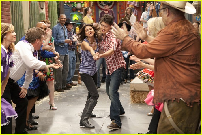 selena-gregg-dosido-dance-15