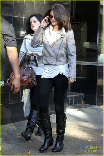 selena-gomez-blo-salon-06