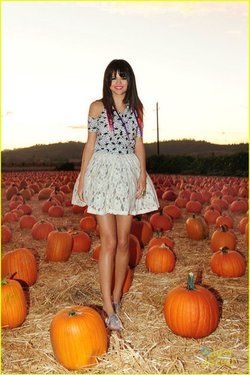 selena-gomez-pumpkin-patch-02 - Selena Gomez Hits The Lights for Halloween