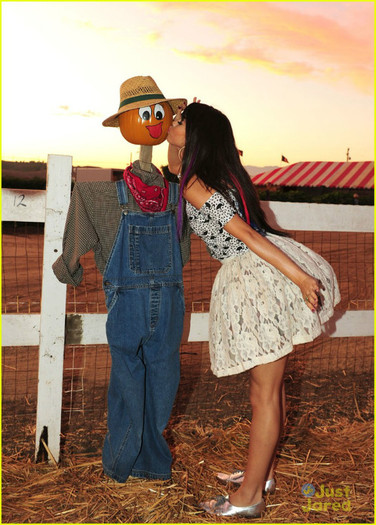 selena-gomez-pumpkin-patch-04 - Selena Gomez Hits The Lights for Halloween