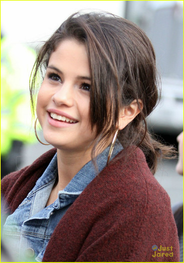 selena-gomez-flower-victoria-02