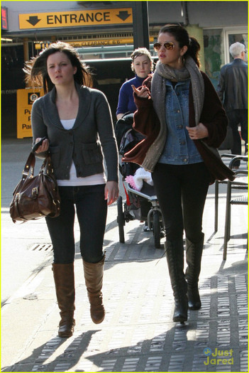 selena-gomez-flower-victoria-03