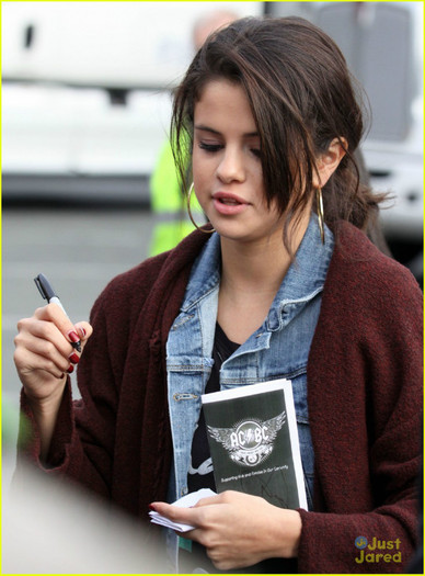 selena-gomez-flower-victoria-10