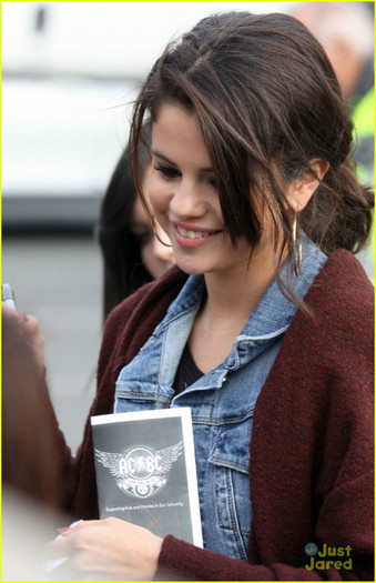 selena-gomez-flower-victoria-12