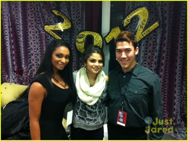 selena-gomez-nye-nyc-06 - Selena Gomez New Years Eve Knock-Out