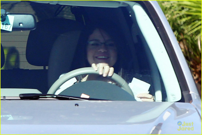 selena-gomez-mcdonalds-gas-01