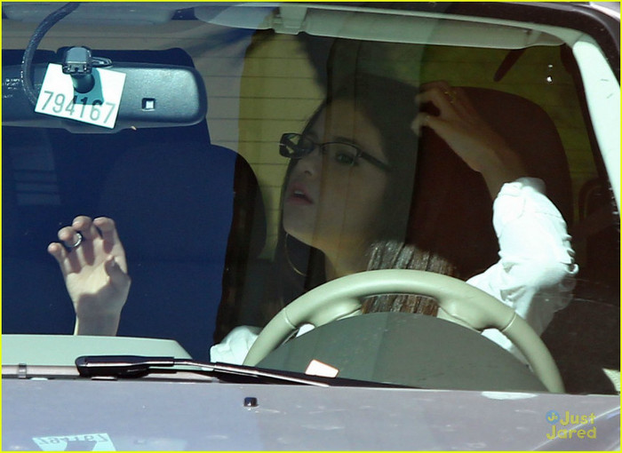 selena-gomez-mcdonalds-gas-06