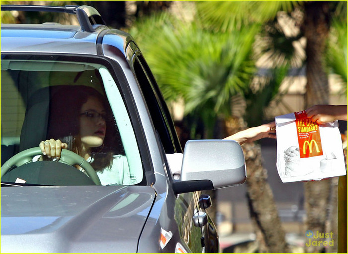 selena-gomez-mcdonalds-gas-09