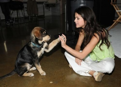 normal_004%7E34 - Selena Playing with Baylor Backstage