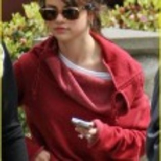 Selena_Gomez_1252597752_2 - 0 Allo aici salutati