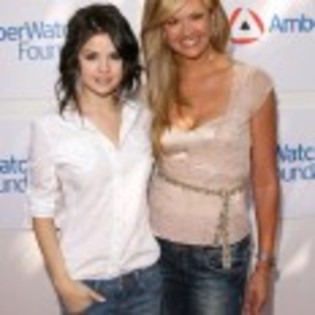 Selena_Gomez_1252993596_4 - 0 Allo aici salutati