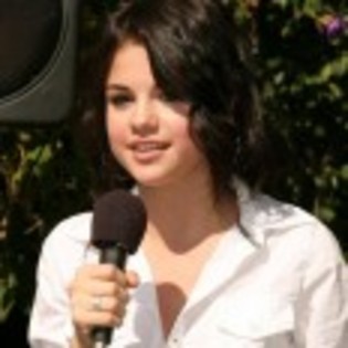 Selena_Gomez_1252993655_2 - 0 Allo aici salutati