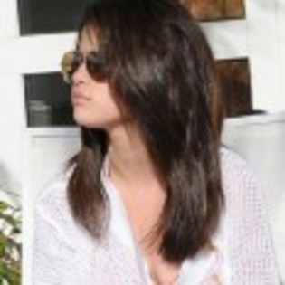 Selena_Gomez_1255979416_4