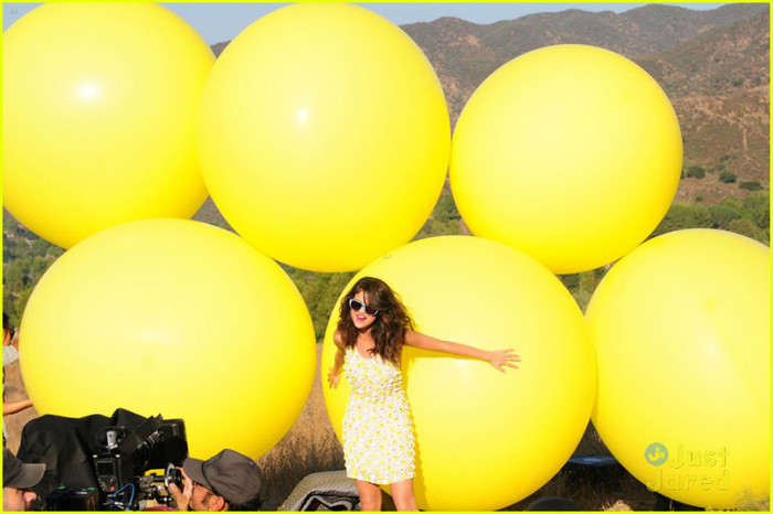 selena-gomez-lights-video-shoot-01