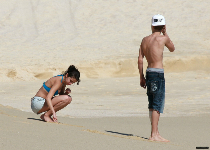 A: Da....D: Imi place la mare....