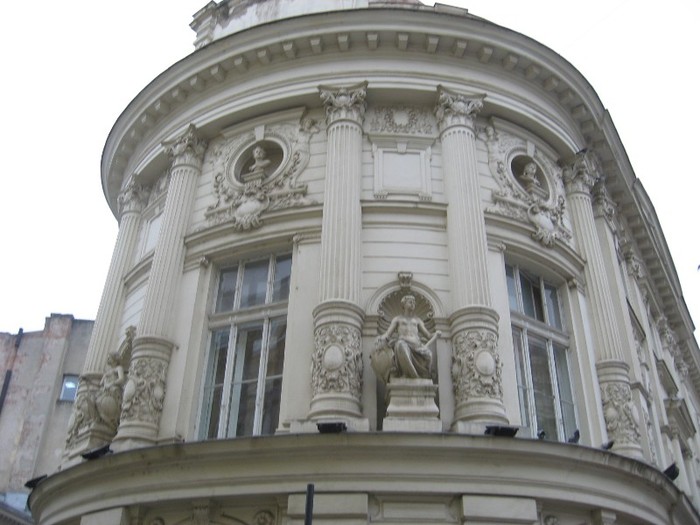 detaliu la o cladire de pe Lipscani