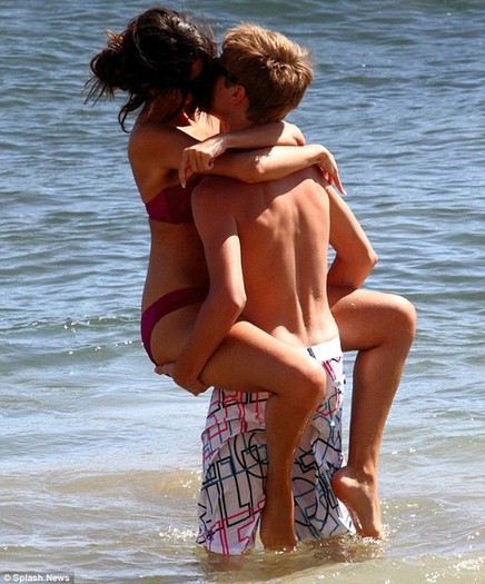 D: Te rog lasa`ma jos....A: Ok...te las jos! [si o baga in apa] - xX Partea l Xx