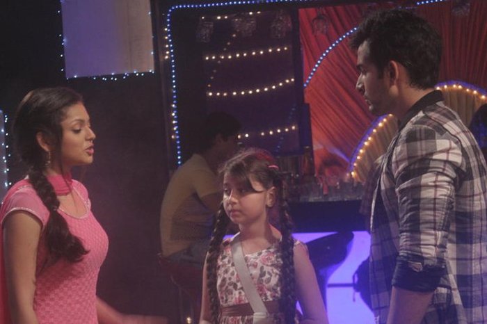 66047_162135923805071_109723285713002_426656_1022838_n - GEET Hui Sabse Parayi Picture Gallery IV