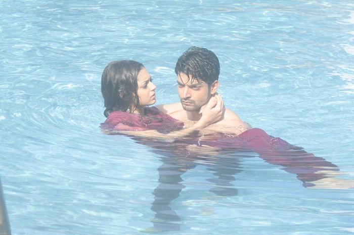72226_168904066461590_109723285713002_468477_2037915_n - GEET Hui Sabse Parayi Picture Gallery V
