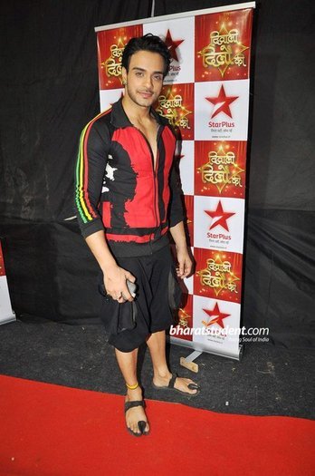 Angad Hasija in Love [42]