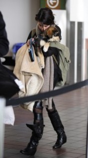 f52278156832855 - 31 10 Makes her way through LAX airport in Los Angeles