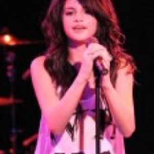 Selena_Gomez_1261440734_4