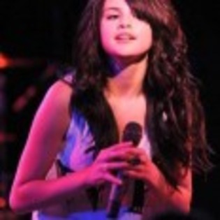 Selena_Gomez_1261440758_1