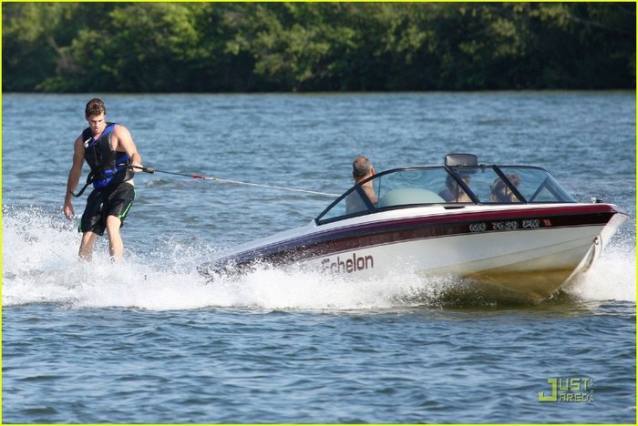 miley-cyrus-liam-hemsworth-orchard-lake-04
