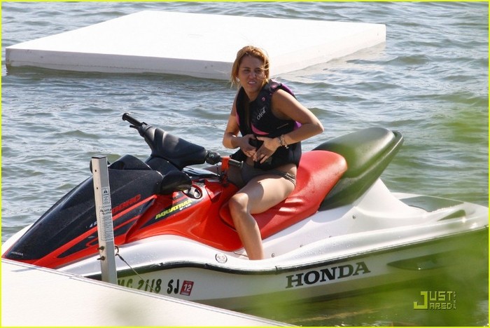 miley-cyrus-liam-hemsworth-orchard-lake-11