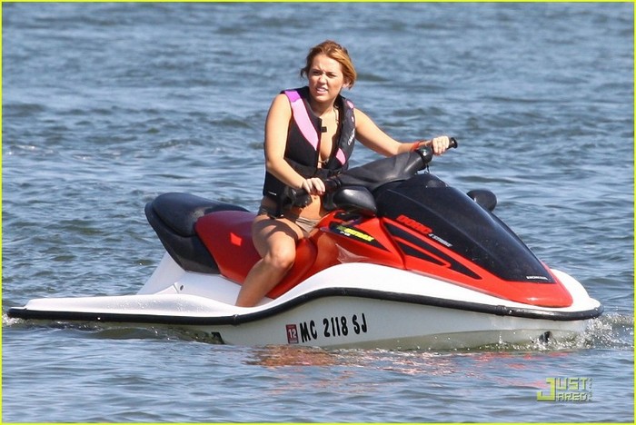 miley-cyrus-liam-hemsworth-orchard-lake-14 - ashley tweets