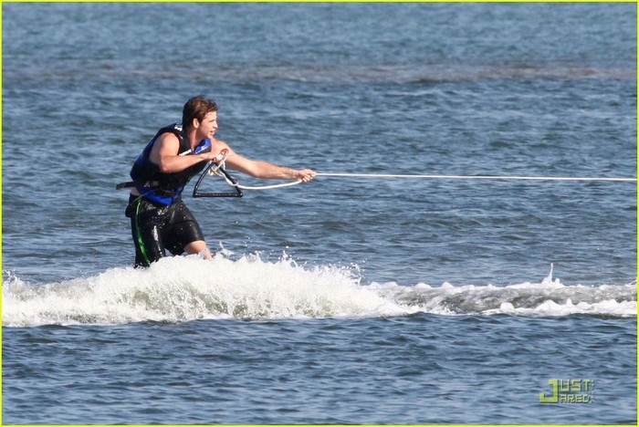 miley-cyrus-liam-hemsworth-orchard-lake-20 - ashley tweets
