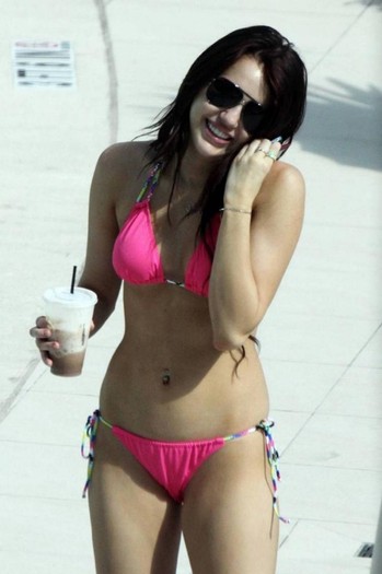 gallery_enlarged_1203_miley_cyrus_bikini_00