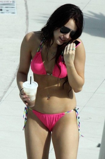 gallery_enlarged_1203_miley_cyrus_bikini_01